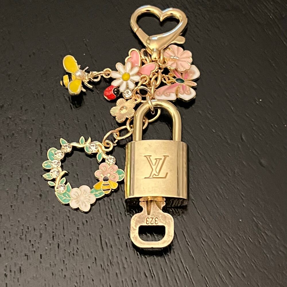Louis Vuitton Lock & Key Set #323 with a Floral & Bee Charm Keychain/ Bag Charm - Picture 4 of 5